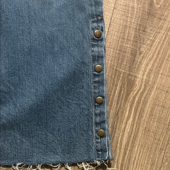 Pilcro Anthro Denim Jeans w/Contrast Stitching Buttons on Bottom Detail Size 32 - Picture 7 of 11